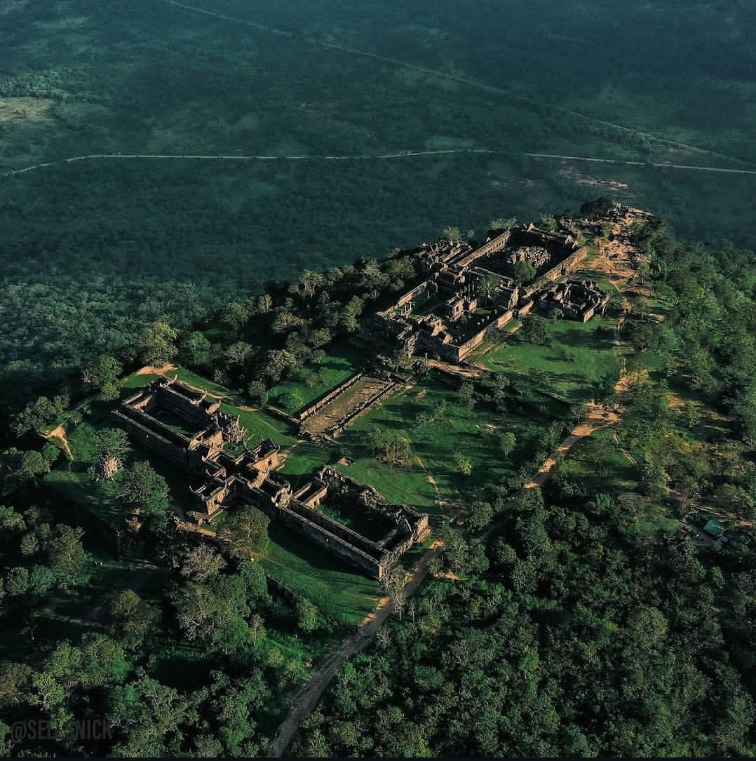 🚨 Two Buddhist nations, Thailand and Cambodia, clashing with airstrikes, to claim a 12th-century "Hindu temple".

Absolute Cinema!
