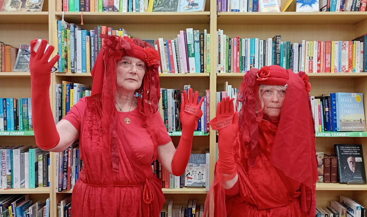 Be a champion of peace - make your stand like these Red Line Warriors in Swansea last Saturday
📸 Phil Broadhurst, Oxfam Books, Swansea

Join these icons of peace, these warriors of Red Line Cymru
buff.ly/QmI2s4Z
#RedLineCymru