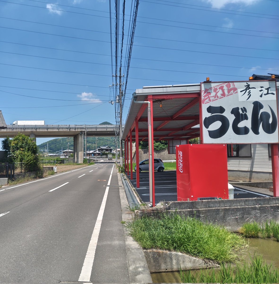 NWt01NX2bcLWmhh's tweet image. お世話になってる饂飩店様のブロック塀でしたが交通事故で破壊されたので新しくなっててしばらく様子見してました。昨日久々覗いてみたら貼られてたので本日訪問。ポールポジションはしっかり確保していただいてて感謝です。横ポスがまだ届いてないのでその後2枚くらいは貼る予定です。