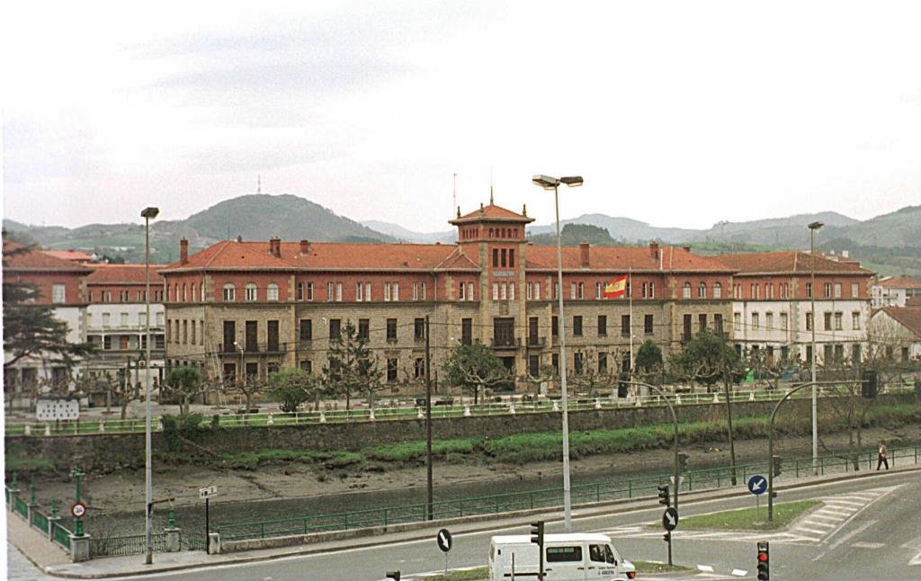 Antifaxismoa's tweet photo. Pelotazo urbanístico 'Todo por la pasta'
#Gipuzkoa el Ministerio de defensa español, ha vendido al Ayuntamiento de #Donostia los terrenos de #Loiola que hace 100 años se apropio de ellos, por 73 millones de €uros
¿Cuál es el éxito? https://t.co/grU2kiu4i9