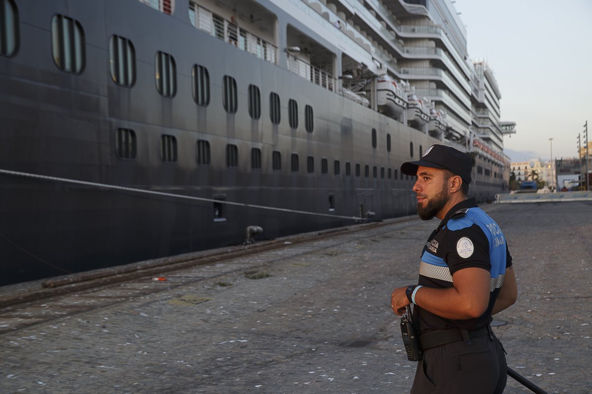 puertodecadiz's tweet photo. Buenos días, hoy nos visita el crucero QUEEN ANNE de @cunardline @cunardcruiseline
#queenanne #cruiseship #cadiz #PortsofSpain #portpolice #mooring #port #peoplelives #ship #shipimages https://t.co/sMIGVH99sA
