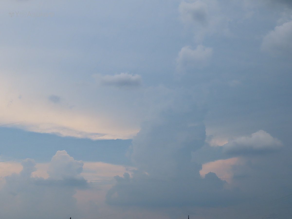 yumeasutw's tweet photo. 西から広がってきた
雲底が凸凹している #黒雲
山沿いで発達する #入道雲
東の #青空 を流れ行く #積雲
#イマソラ #いまそら
#積雲
#空の名前
#天気の図鑑 #雲の超図鑑
#空 #sky #空が好き #空が好きな人と繋がりたい
#雲 #cloud #空と雲 #雲が好き
#a2025 #a0724 #a202507 #a2025074 https://t.co/yD3lfCrN3l