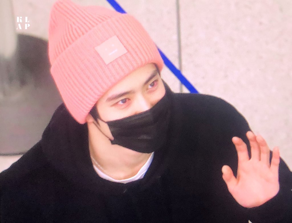 mykittyyuno's tweet image. 위에 팬들 발견하고 귀엽게 👋