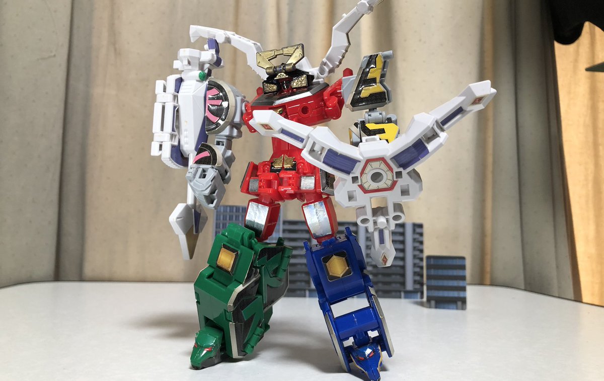 deepwurm's tweet image. ミニプラ シンケンジャー④
烏賊折神と海老折神。
ダイカイオーは足の内側が肉抜きされているものの、600円で完成。しかし独自の可動も抜かりなく、肘や手首など結構動きます。
合体バリエーションが豊富なため、1弾2弾と組み合わせるとプレイバリューが大幅up。
#ミニプラ