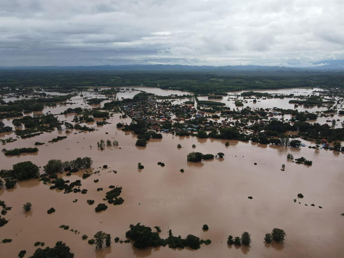 ส่งกำลังให้คนไทยด้วยกัน!
วันนี้ (24 ก.ค.68) สถานการณ์ #น้ำท่วม ผลกระทบจาก #พายุวิภา ยังไม่ลดและสร้างความเสียหายให้กับ อ.เวียงสา จ.น่าน 

ภาพนี้ ผู้ใช้เฟซบุ๊กชื่อ Panupong Lorwattana ระบุว่า ถ่ายเมื่อเวลา 09.34 น. 24 ก.ค.68 

'อีจัน' ขอเป็นกำลังใจให้ทุกคนผ่านพ้นวิกฤติน้ำท่วมนะคะ✌️