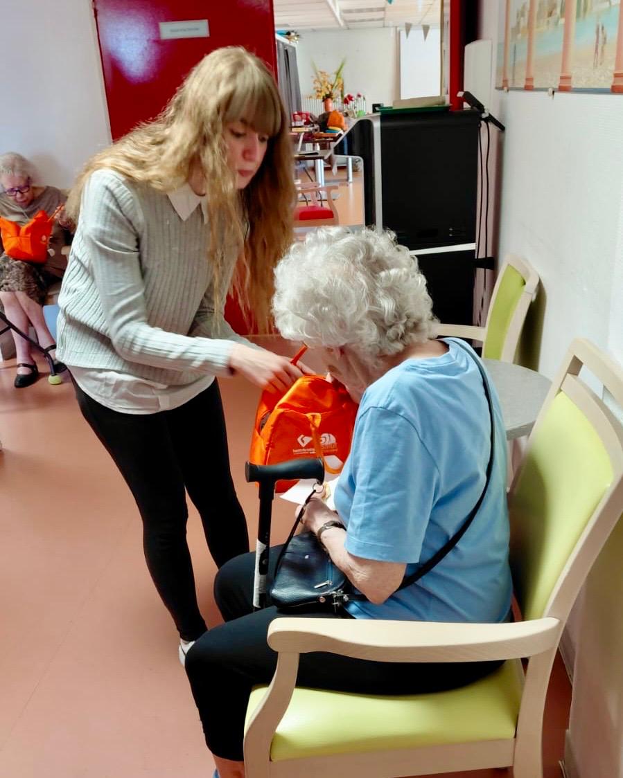 instituthds's tweet image. 🌞 Ce mercredi 23 juillet, la campagne #SourireDEté était de passage à la Résidence du Parc de @fontenay92 pour offrir aux seniors résidents des kits Sourire d&apos;Été et un joyeux concert d&apos;accordéon.

Pour en savoir plus : institut-hauts-de-seine.fr/le-pole-solida…