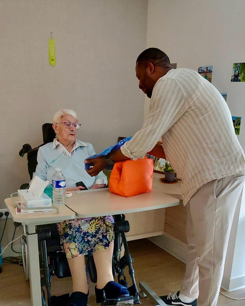 instituthds's tweet image. 🌞 Ce mercredi 23 juillet, la campagne #SourireDEté était de passage à la Résidence du Parc de @fontenay92 pour offrir aux seniors résidents des kits Sourire d&apos;Été et un joyeux concert d&apos;accordéon.

Pour en savoir plus : institut-hauts-de-seine.fr/le-pole-solida…