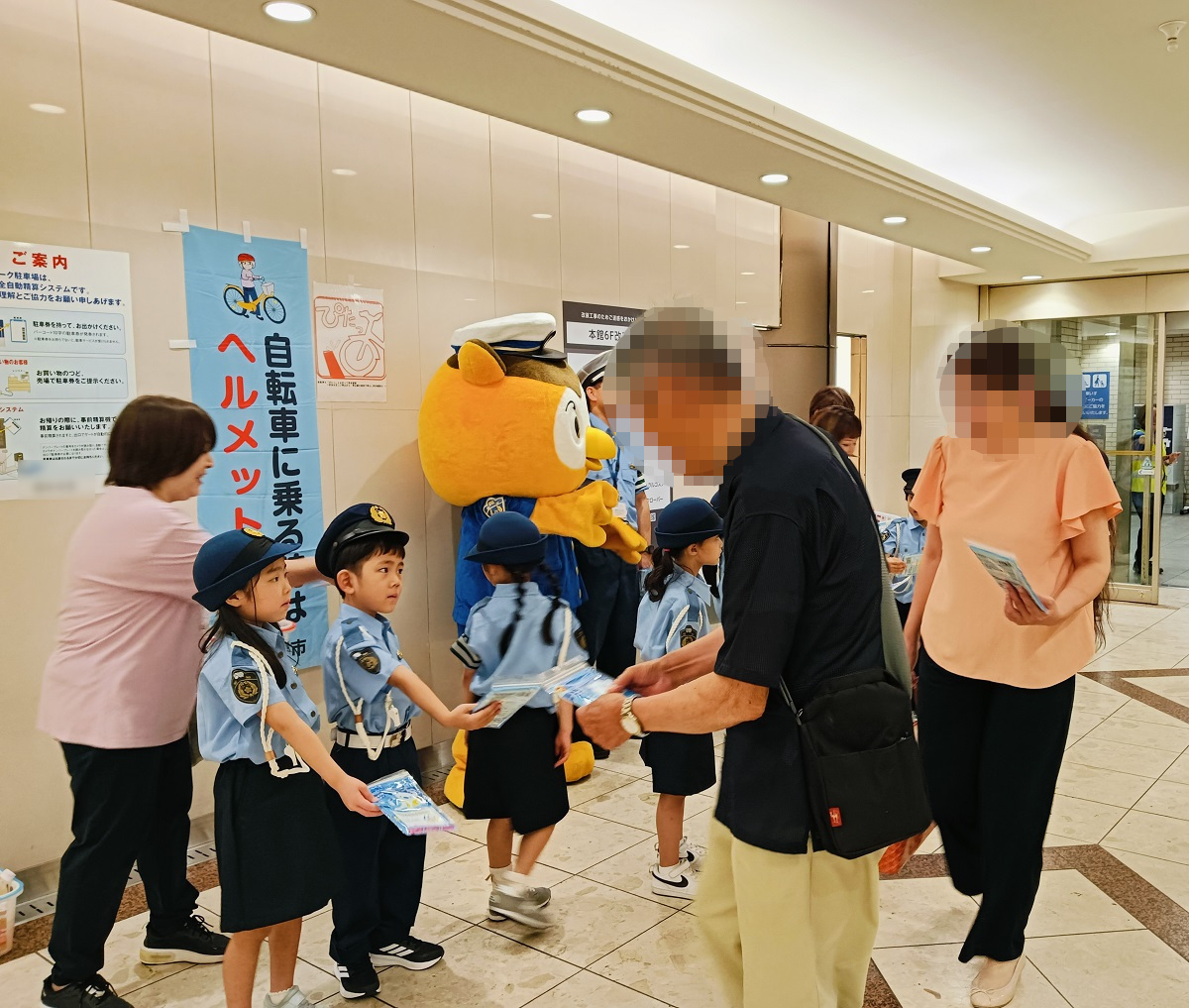 AP_KOUHOU's tweet image. 【#中警察署】
「こども警察官による #交通事故防止 の呼び掛け」を行いました‼️
こども警察官が、通行人の方に、「お酒を飲んだら運転しない」等の交通安全メッセージを元気よく呼び掛けました✨
大人もこどももみんなで交通ルールを守りましょう🫡
#交通安全
#夏の交通安全県民運動
