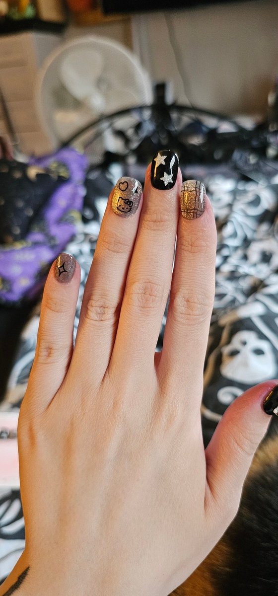 GhostInASh3ll's tweet image. My birthday nails 🖤