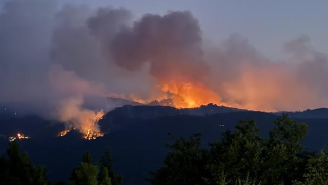 Ülkemizde dört bir yanında baş gösteren yangınlar adeta memleketimizin akciğerini dağlarken, Eskişehirdeki yangın bizleri tarif edilemez acılarla baş başa bıraktı. Görev Şehirlerimize Allah'tan rahmet, ailelerine de sabır diliyorum.