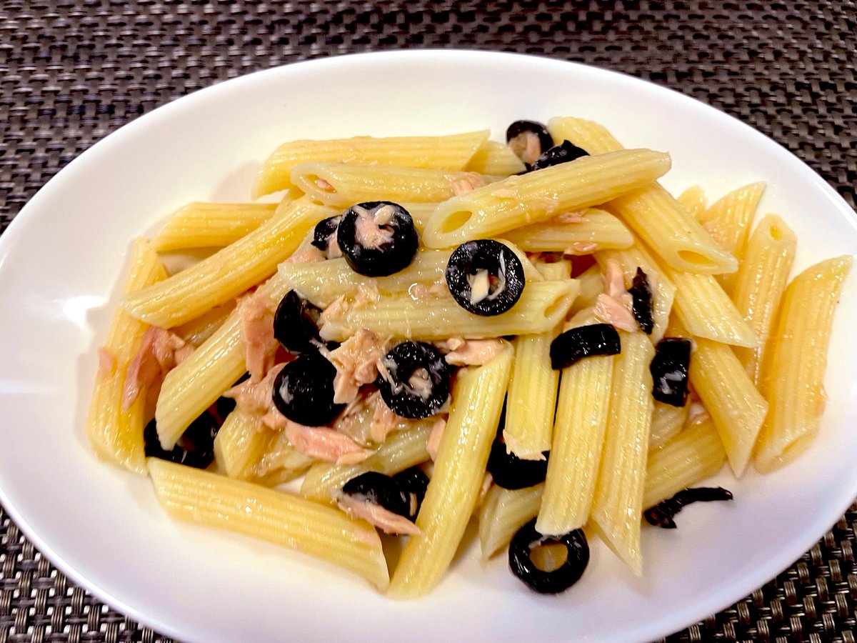 なんとか生きてます。ペンネにブラックオリーブとツナを入れてオリーブオイルと和えたものくらいはつくれてます。