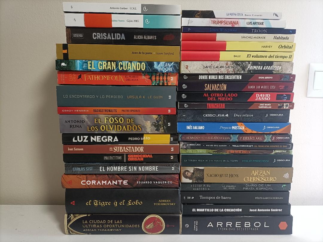 literfan's tweet image. Literatura Fantástica @literfan se marcha de vacaciones hasta septiembre y como todos los años hemos empezado la maleta por la pila de libros. Solo hay una regla: únicamente libros (y revistas) editados durante el año :-)
Descansen, lean y disfruten de estos días de verano.
