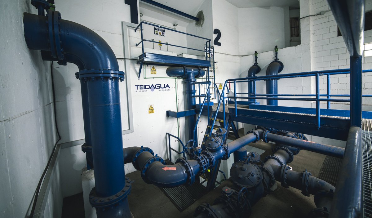 La cámara de válvulas se ubica en la cabecera de los Depósitos de Abastecimiento. Su función es regular la salida del agua a los núcleos de población abastecidos 🚰 llegando a suministrar, como el de Montaña del Aire, más de 8.000.000 de litros al día.

📚 #GlosariosDeAgua