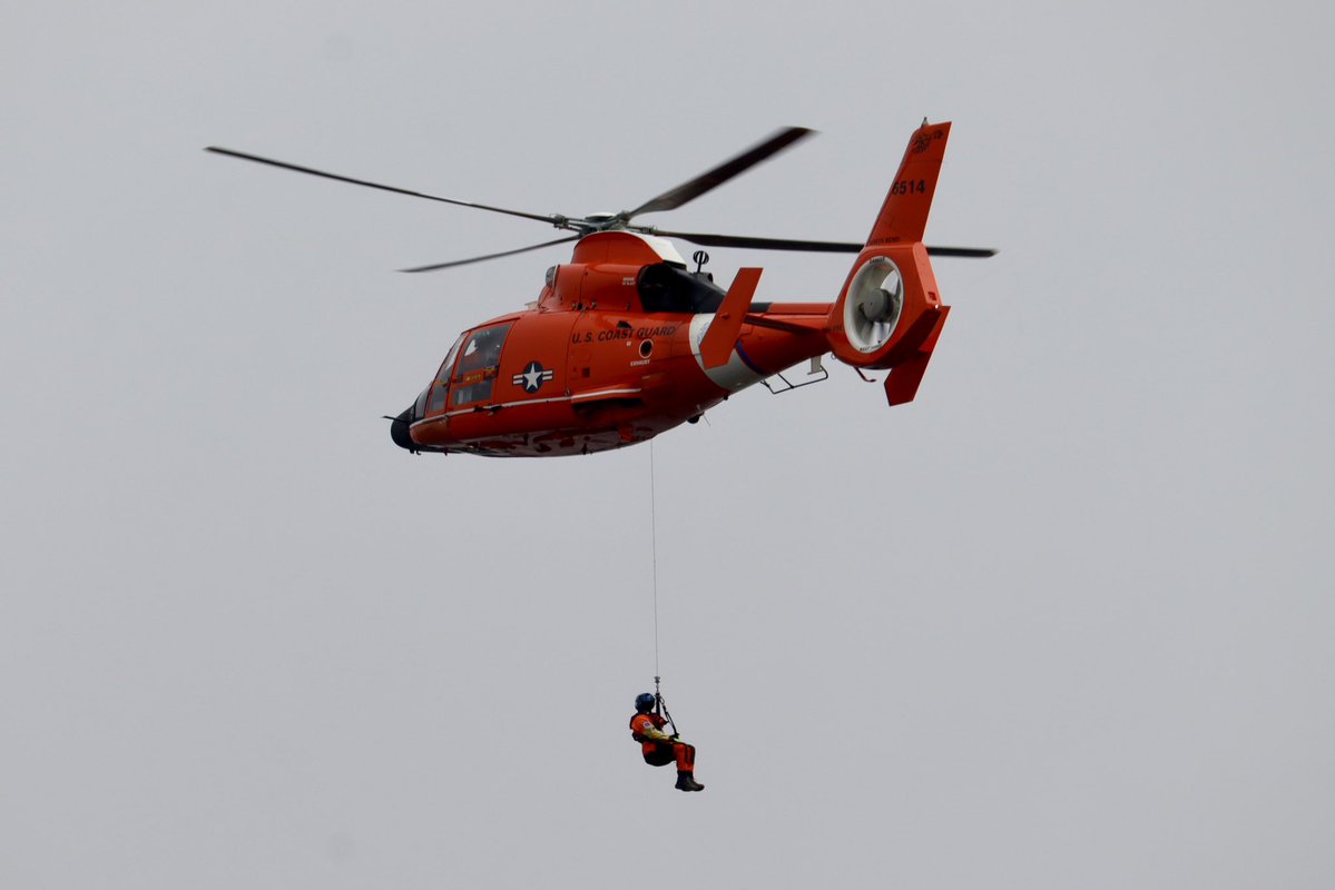 The_Weatherman2's tweet image. Some more shots of @USCGNorthwest training near Air Station North Bend on Wednesday! Pretty cool to watch!