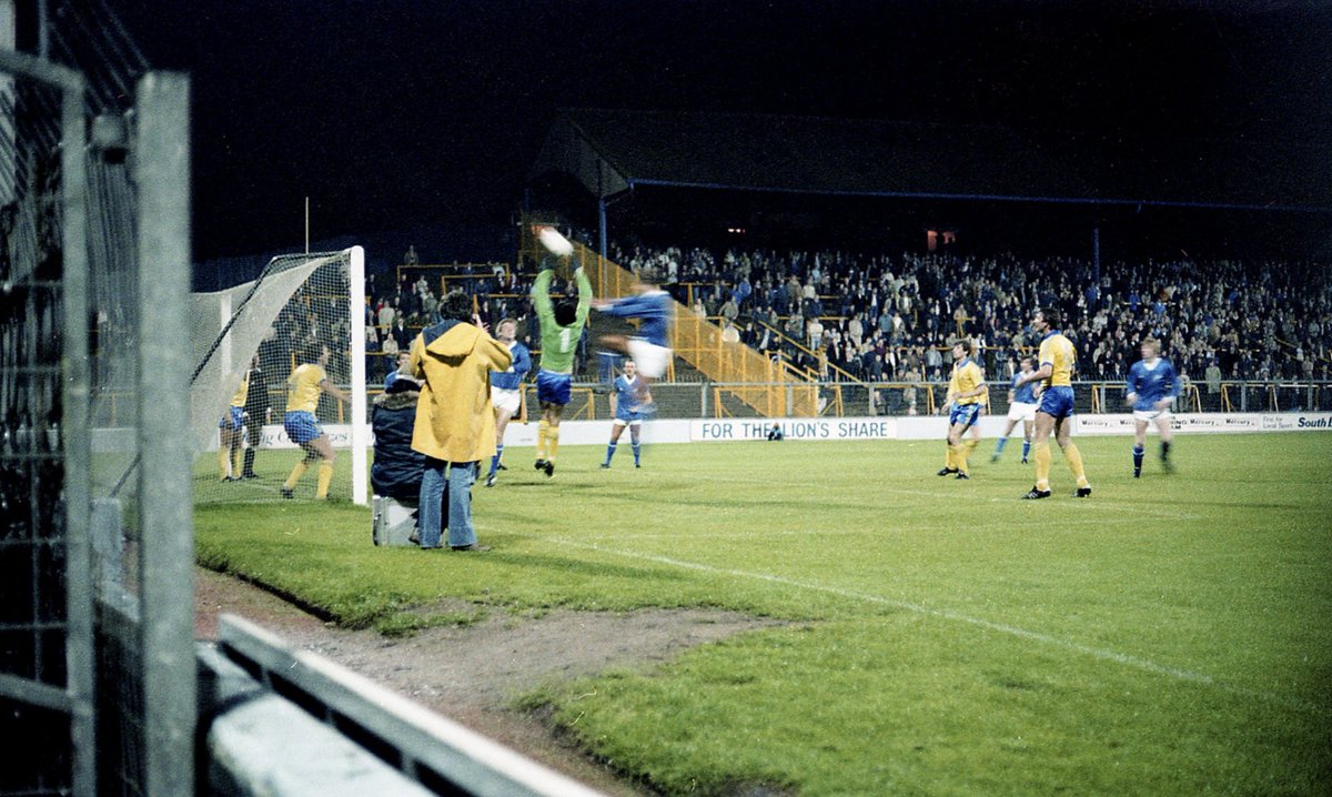 Aerial action. Millwall 3-3 Oxford United. League Cup 2nd round 1st leg. 6th October 1981. The Den, Cold Blow Lane, New Cross, London #Millwall