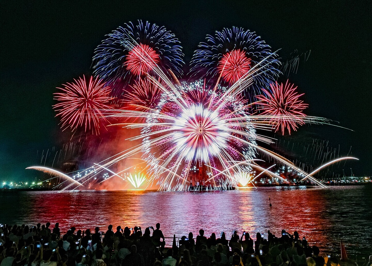 dc_watch's tweet image. まだ間に合う「みなとみらいスマートフェスティバル2025」の花火観覧席チケット dc.watch.impress.co.jp/docs/news/even…