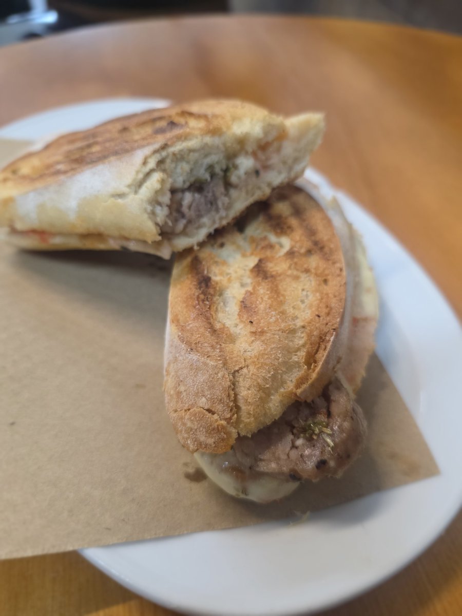 Bon dia per avui entrepà de botifarra del perol amb formatge.  Salut <a href="/DO_sants/">D.O. Sants</a> #entrepadeldia