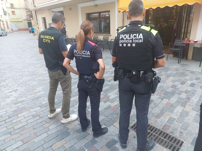 Revista Baix Empordà (@rbaixemporda) on Twitter photo Els <a href="/mossos/">Mossos</a>, <a href="/guardiacivil/">Guardia Civil</a> i Policia Local porten a terme un dispositiu conjunt de seguretat ciutadana en establiments de <a href="/labisbalemporda/">La Bisbal d'Empordà</a>: revistabaixemporda.cat/mossos-guardia… Els <a href="/mossos/">Mossos</a>, <a href="/guardiacivil/">Guardia Civil</a> i Policia Local porten a terme un dispositiu conjunt de seguretat ciutadana en establiments de <a href="/labisbalemporda/">La Bisbal d'Empordà</a>: revistabaixemporda.cat/mossos-guardia…