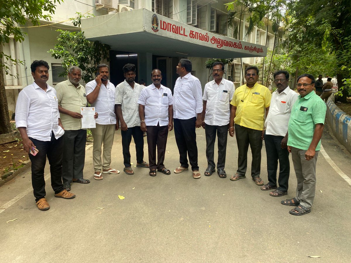Vinothani07's tweet photo. வருகின்ற 27/7/ 2025 ஞாயிறு அன்று பாட்டாளி மக்கள் கட்சி தலைவர் @draramadoss அவர்களின் தமிழக மக்களின் உரிமை மீட்பு நடை பயணம்  காஞ்சிபுரத்தில் நடைபெற இருக்கிறது அதற்கு காஞ்சிபுரம் மாவட்ட காவல் கண்காணிப்பாளர் அவர்களிடம் மனு அளித்த காஞ்சிபுரம் (மே) மாவட்ட நிர்வாகிகள் @pmagesh1947 https://t.co/mynxDDlAUd