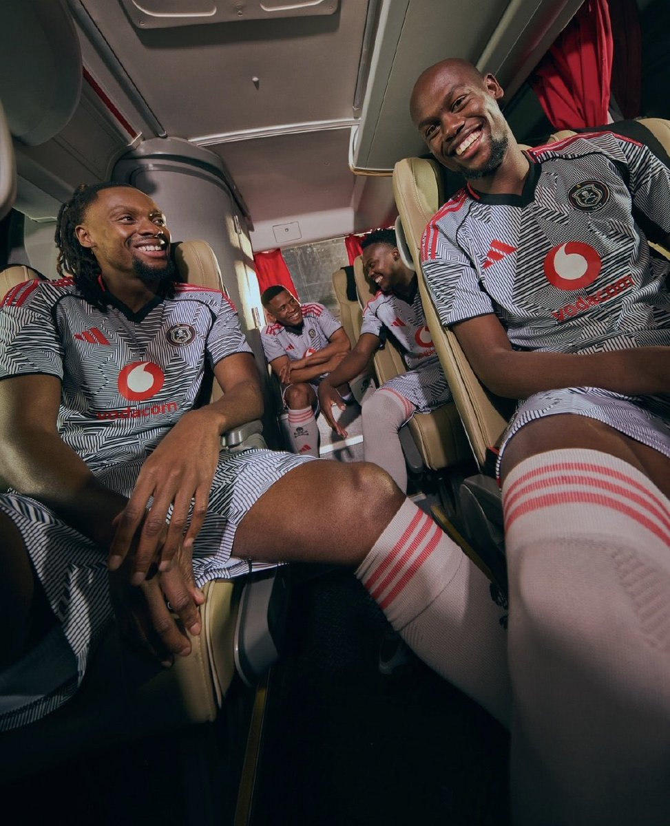 kanyane23's tweet image. The man on the left must just come back and play football nje😔☠️