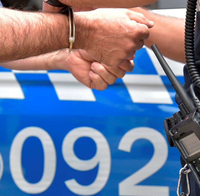 PamplonaIrunaPM's tweet image. 🚔 Detenido e ingresado en prisión un hombre de 30 años al cual se le imputan varios robos con fuerza, violencia e intimidación
📍 Varios hechos fueron cometidos durante las fiestas de San Fermín
🧑⚖️El Juez ordenó su ingreso en prisión
policia.pamplona.es/noticias/verNo…