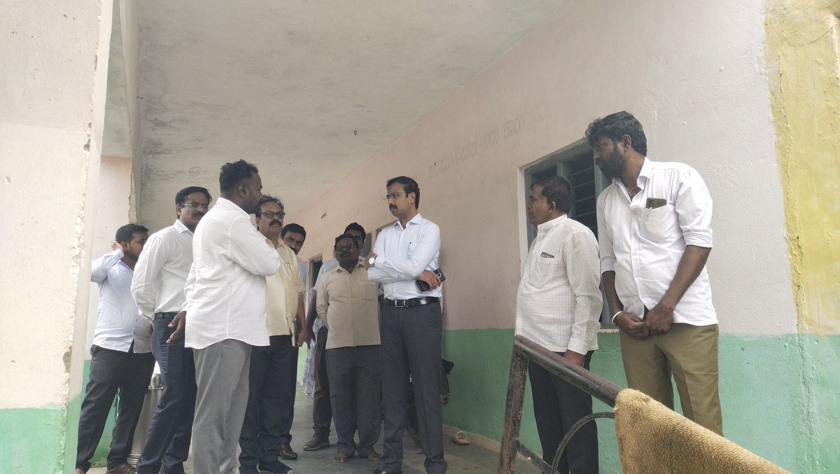 Mgnregn's tweet photo. ಅಂಗನವಾಡ ಕೇಂದ್ರ, ಸರ್ಕಾರಿ ಶಾಲೆಗೆ ಜಿ.ಪಂ. ಸಿಇಒ ಭೇಟಿ
ಗದಗ ಜಿಲ್ಲೆ ನರಗುಂದ ತಾಲೂಕಿನ ಕಣಕೀಕೊಪ್ಪ, ಚಿಕ್ಕ ನರಗುಂದ ಗ್ರಾಮಗಳಿಗೆ ಮಾನ್ಯ ಮುಖ್ಯ ಕಾರ್ಯನಿರ್ವಾಹಕ ಅಧಿಕಾರಿಗಳು ಭೇಟಿ ನೀಡಿ ಅಂಗನವಾಡಿ ಕೇಂದ್ರ, ಶಾಲೆಗಳನ್ನು ವೀಕ್ಷಣೆ ಮಾಡಿ ಮಕ್ಕಳ ದಾಖಲಾತಿ ಆಹಾಯ ವಿತರಣೆ ಕ್ರಮದ ಮಾಹಿತಿ ಪಡೆದುಕೊಂಡರು. https://t.co/UcPGqCQSbU
