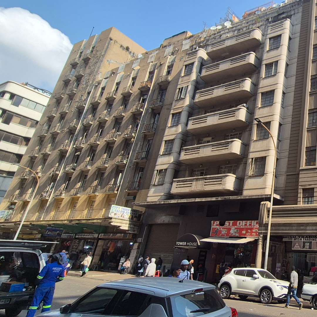DA_GPL's tweet image. Shopkeepers in Joburg CBD face:
🔹 Armed robberies
🔹 Power outages
🔹 Zero police support
🔹 Hijacked buildings
Lesufi’s crime denial is killing the inner-city economy.
The DA demands urgent intervention! #DAatWork #RescueSA #DA_GPL #GPCrime
Read more: open.substack.com/pub/dagpl/p/le…