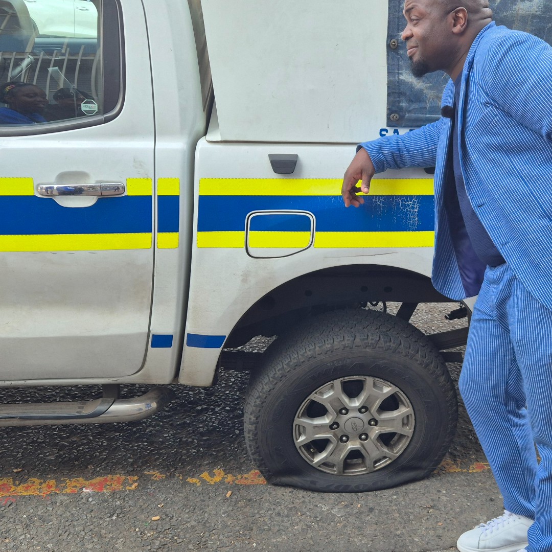 DA_GPL's tweet image. Shopkeepers in Joburg CBD face:
🔹 Armed robberies
🔹 Power outages
🔹 Zero police support
🔹 Hijacked buildings
Lesufi’s crime denial is killing the inner-city economy.
The DA demands urgent intervention! #DAatWork #RescueSA #DA_GPL #GPCrime
Read more: open.substack.com/pub/dagpl/p/le…