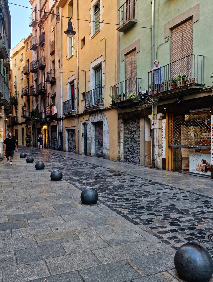 La lenta desaparició...
Potser l'última veïna del carrer Calderers d'abans, transformat en un gueto d'Airbnbs. Del seu balcó un dia trauran els geranis i apareixeran 2 cadires del Leroy per assecar mallots o lluir Spritz
És la lenta desaparició de la Girona de Narcís-Jordi Aragó