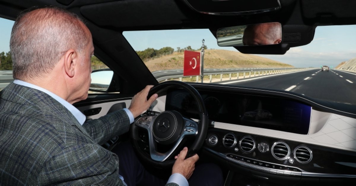 AKP döneminde otomobil ÖTV oranları nasıl değişti?

📌1,6 litreye kadar
2002➡️%27
2025➡️%70-%100

📌1,6-2,0 litre arası
2002➡️%46
2025➡️%150-%170

📌2,0 litre üzeri
2002➡️%50
2025➡️%220