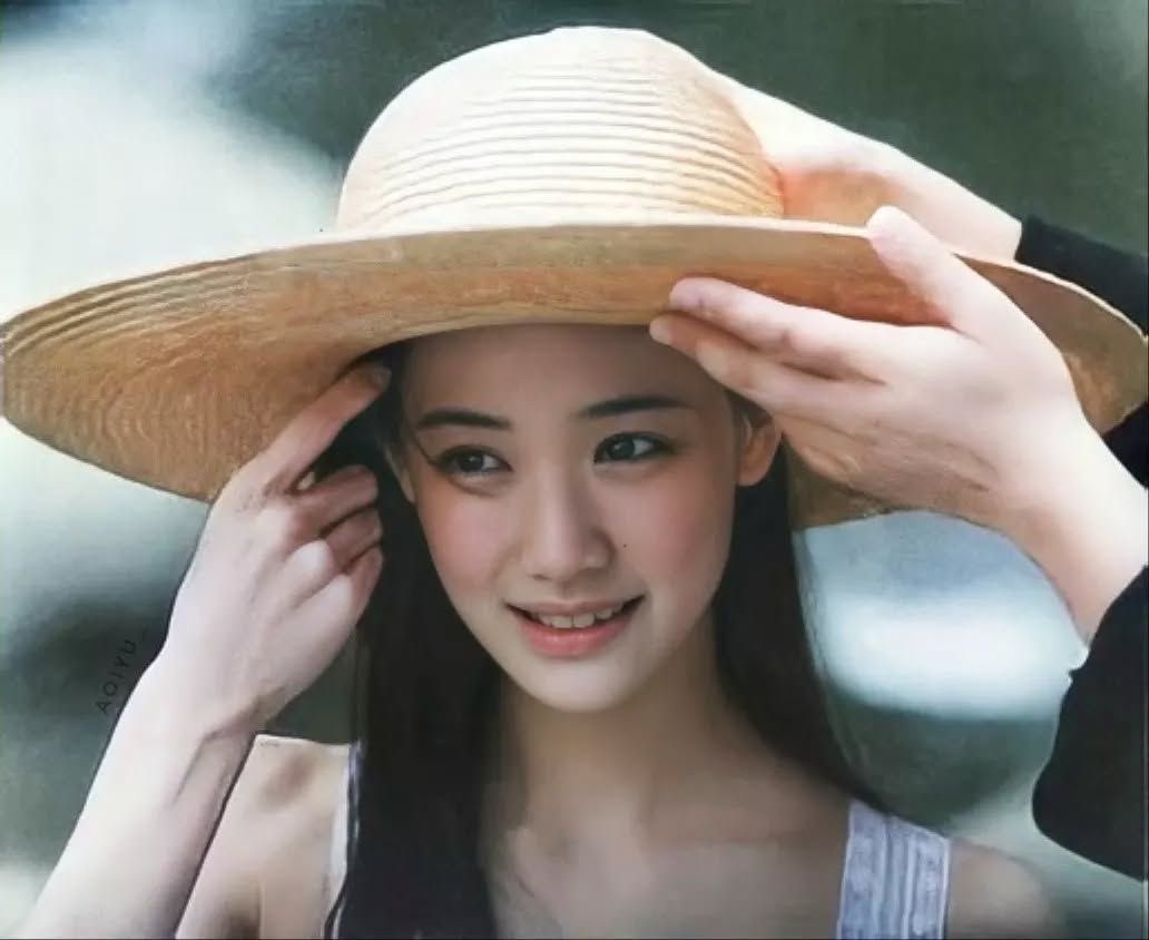 イエベ×黒髪本当に大好きすぎるますね…
蒼井優さんの伝説透明感フォトも🍊🩵