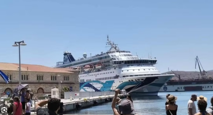LDJuive's tweet image. VIDEOS-Grèce : des manifestants pro-palestiniens empêchent des touristes israéliens d’accoster sur une île liguedefensejuive.com/videos-grece-d…