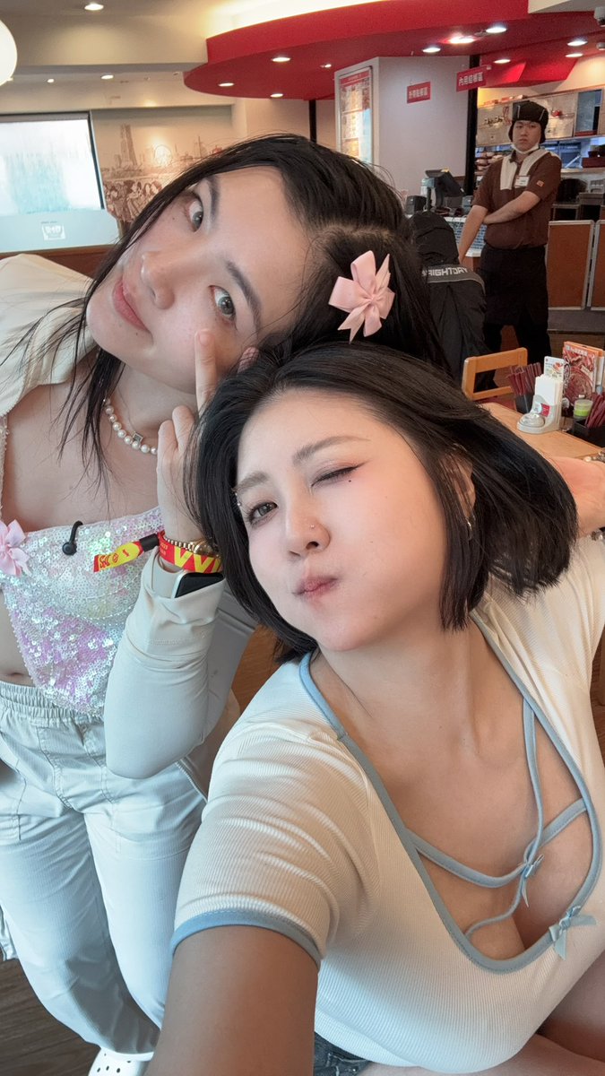 I love hanging out with fresh IRL streamers 🤍
<a href="/Anaraconda/">Anara 🦄</a>