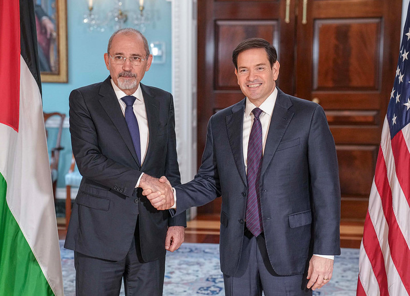 USAenFrancais's tweet image. Le @SecRubio a rencontré son homologue jordanien 🇯🇴, @AymanHsafadi, pour discuter du cessez-le-feu en Syrie. Il a remercié la Jordanie pour son leadership en faveur de la sécurité et de la stabilité régionales, notamment en Cisjordanie et à Gaza.