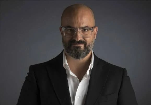 Hadad2Raayid's tweet image. لماذا يُسيطر حلف الأقليات على إعلامنا العربي؟
سؤال يجب أن يُطرح بصوتٍ عالٍ، وبلا تردد.
المدير العام الحالي لقناة سكاي نيوز عربية – الإماراتية هو نديم قطيش،
لبناني الجنسية، شيعي المذهب، من جنوب لبنان بيئة حزب الله يتولى الإشراف الكامل على السياسات التحريرية،
ويعمل على توسيع نفوذ…