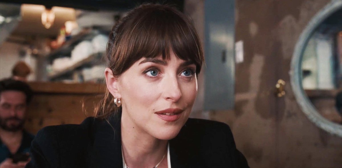 Dakota Johnson es una casamentera en Nueva York que busca perfiles de personas de ambos sexos de más de 40 para testar si congenian en citas para que relación que acabe en compromiso matrimonial. MATERIALISTAS Estreno 14 agosto. Reseña de J.Manuel Leon destinoarrakis.com/materialistas-…