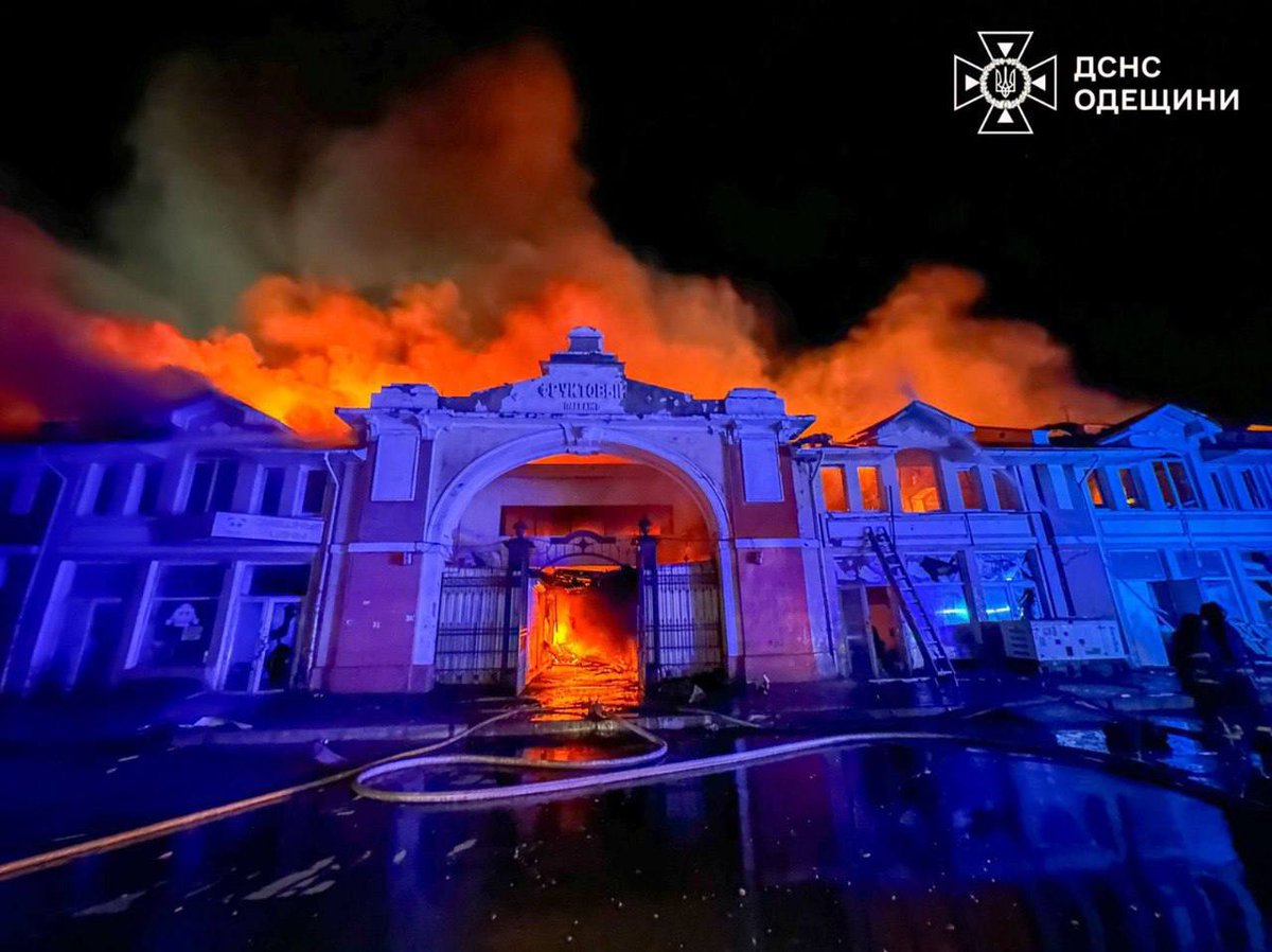silupescu's tweet photo. Bombardato nella notte a Odessa lo storico mercato del Privoz, monumento vivente al colore, al calore e alla gioia di vivere degli odessiti, tutelato dall'UNESCU.

Ennesimo inutile crimine che lascia trapelare solo frustrazione e odio verso l'umanità. https://t.co/s8eCRfi7NX