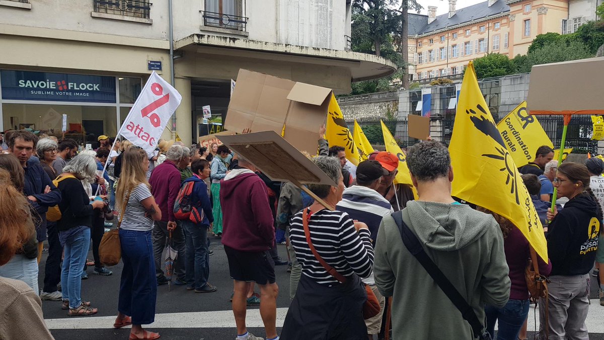 Rassemblement devant la Préfecture à Chambéry ce matin. #DNC La Ministre <a href="/AnnieGenevard/">Annie Genevard</a> doit venir voir les ravages de l'abattage total sur les fermes touchées, parler les yeux dans les yeux avec les éleveuses et éleveurs qui vivent avec leur troupeau. #Abondance