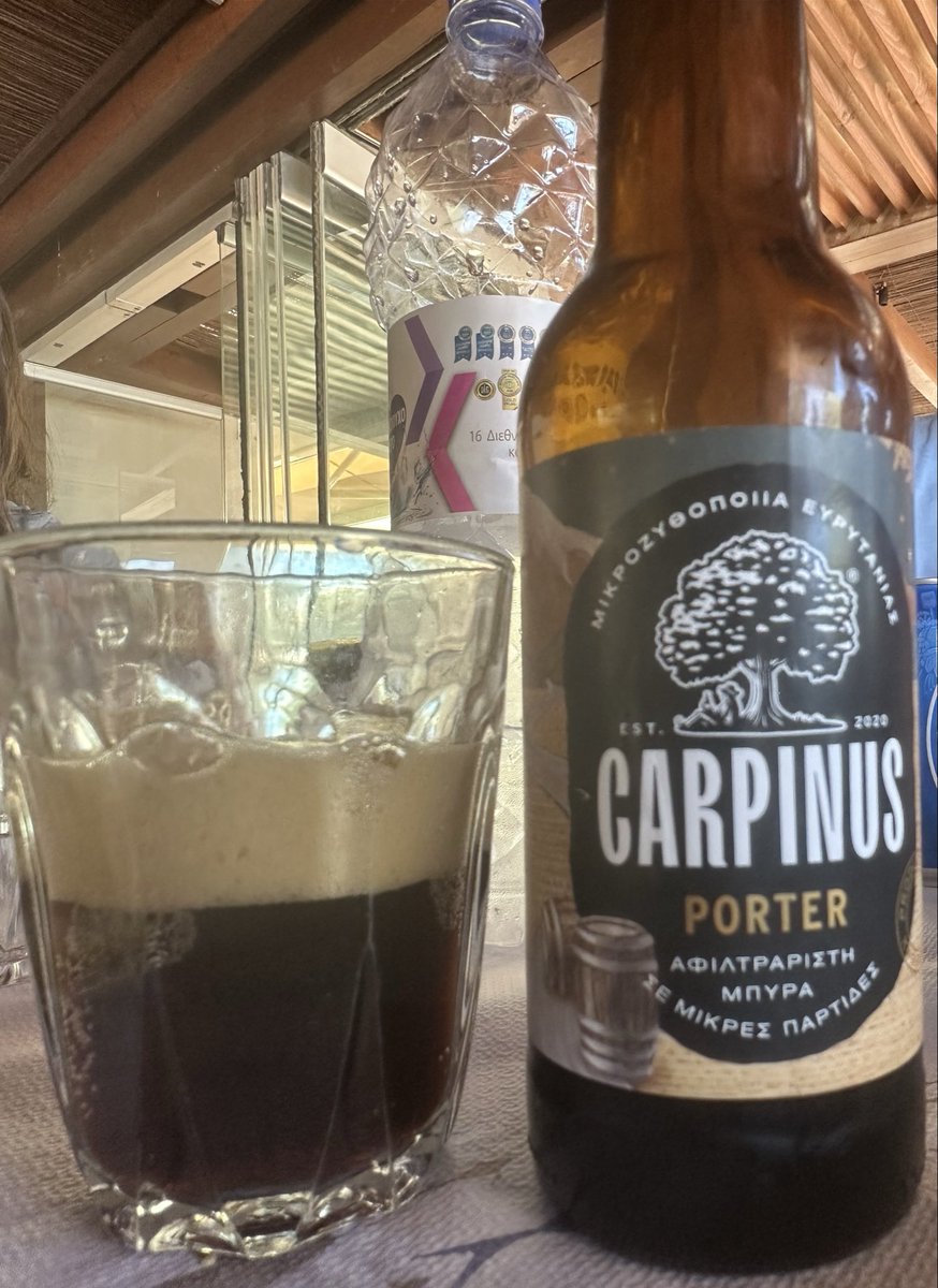 FotisKokotos's tweet image. Φτάσαμε τις 1136 #GreekBeers με την υπέροχη Porter της μικροζυθοποιίας Ευρυτανίας «Carpinus» με το ζυθοποιείο στο Καρπενήσι (Νίκος και Κώστας Αντωνόπουλος). Το όνομά της προέρχεται από το δένδρο «Γαύρος» (carpinus betulus) που φύεται στην περιοχή. Στηρίξτε τοπικούς παραγωγούς!