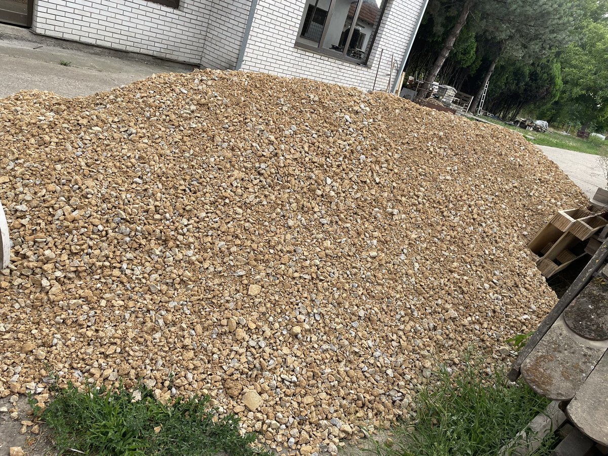 1pazovackeSape's tweet image. Zahvaljujemo se JKP "Čistoća" Stara Pazova i firmi Sremput d.o.o Ruma na donaciji tucanika za naše šape. Hvala u ime naših štićenika .