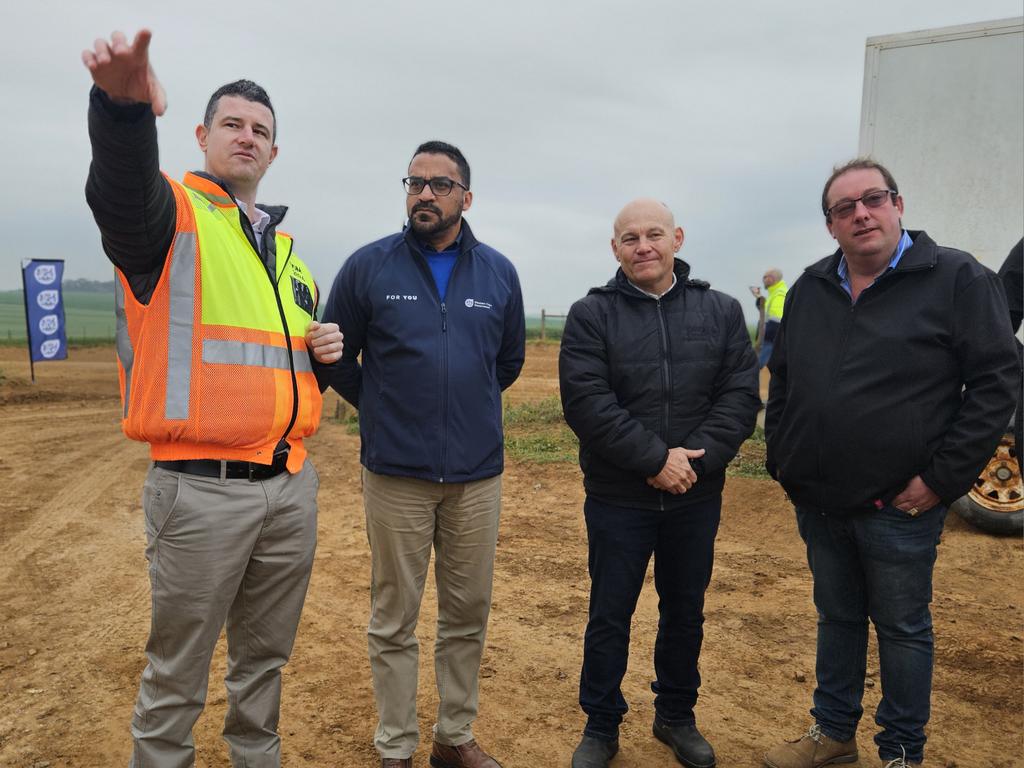 Min_TSimmers's tweet image. Site visit at Malgas Road!
R17m re-graveling of 25km DR1277 road underway. Major economic driver as it improves access to Malgas, Witsand & De Hoop Nature Reserve. Completed March 2026. #Infrastructure #ForYou