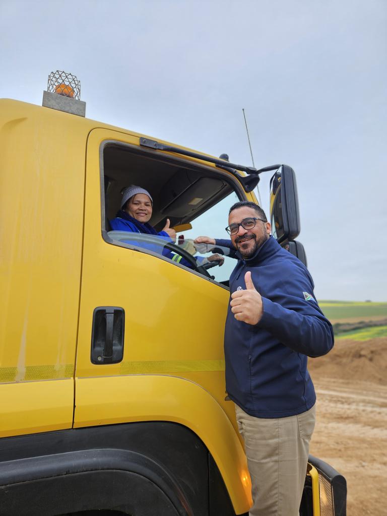 Min_TSimmers's tweet image. Site visit at Malgas Road!
R17m re-graveling of 25km DR1277 road underway. Major economic driver as it improves access to Malgas, Witsand & De Hoop Nature Reserve. Completed March 2026. #Infrastructure #ForYou