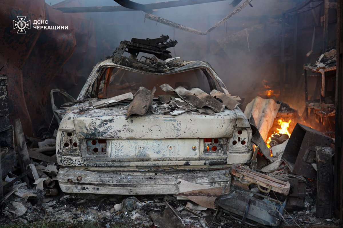 SavchenkoReview's tweet image. 🇺🇦 Zelensky: Yesterday, at a meeting in Istanbul, the Russian side was again offered an immediate and complete ceasefire. In response, Russian drones are hitting residential buildings and the Privoz in Odessa, high-rise buildings in Cherkasy, the energy infrastructure of the…