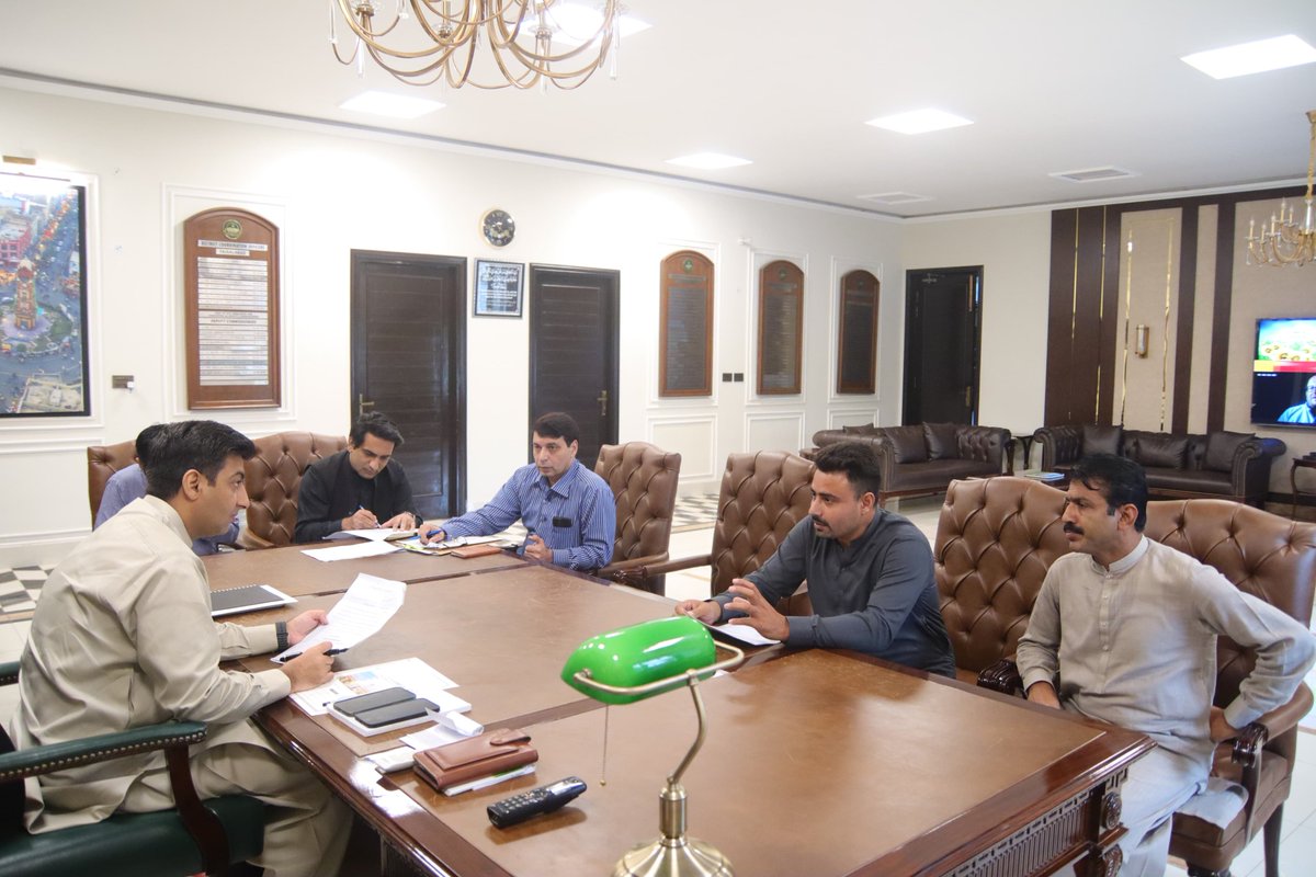 DCFaisalabad's tweet photo. ڈپٹی کمشنر کیپٹن(ر)ندیم ناصر روزانہ کی بنیاد پر درخواست گزاروں کے مختلف محکموں سے متعلقہ مسائل سن رہے ہیں۔
@MaryamNSharif  @GovtofPunjabPK  @TeamMNSharif 
#GovernmentofPunjab #CSPunjab #CMPunjab #DCFaisalabad #deputycommissionerfaisalabad #Faisalabad #PublicDealing