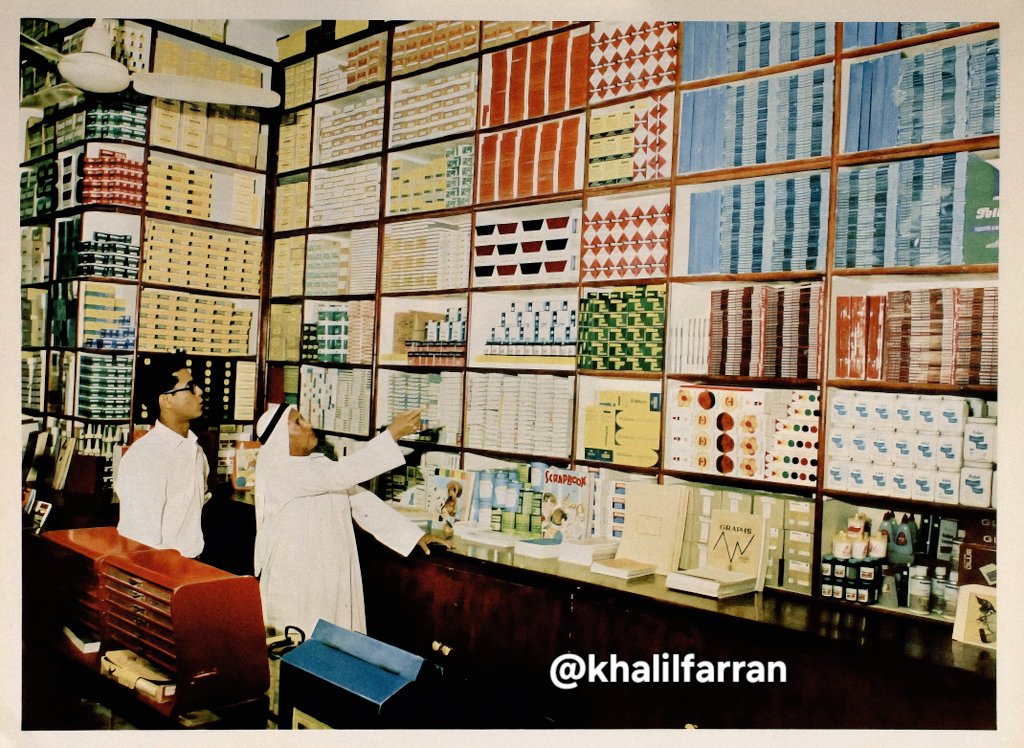 khalilfarran's tweet image. صورة من ماضي #مدينة_الخبر
#مكتبة_النهضة مكتبة ذكرياتنا ..
إنها ليست مجرد صورة لمكتبة ، بل هي نافذة على جزء عزيز من ماضينا ، مكان لا يزال يهمس لنا بحكايات الأمس .
رحم الله رجل الأعمال #عبدالله_الأشقر .