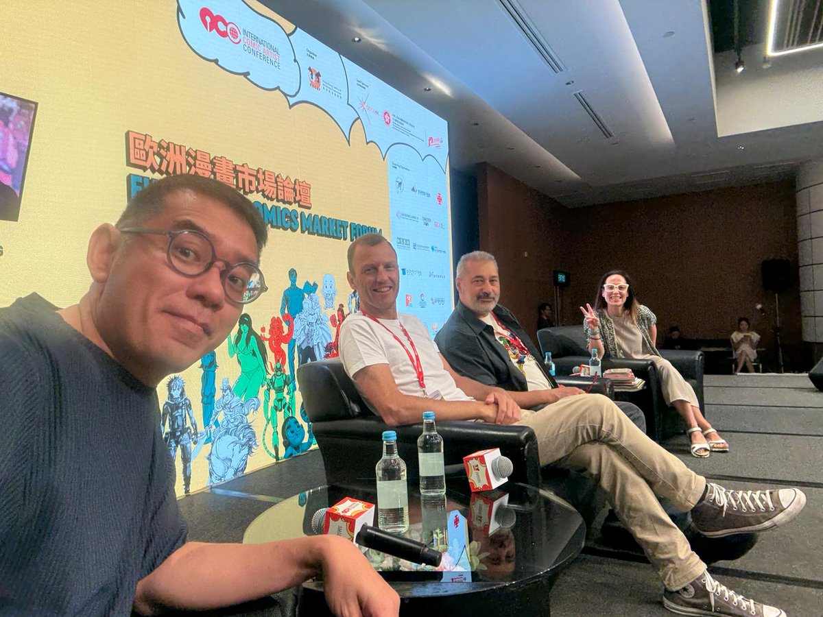 DavidCastel's tweet image. Gente brutta (a parte Mary, ovviamente) che parla di cose belle (i fumetti) il giorno prima dell'apertura della fiera di Hong Kong, dove l'Italia è rappresentata da tre artisti (e non solo). Restate sintonizzati per altre informazioni.
