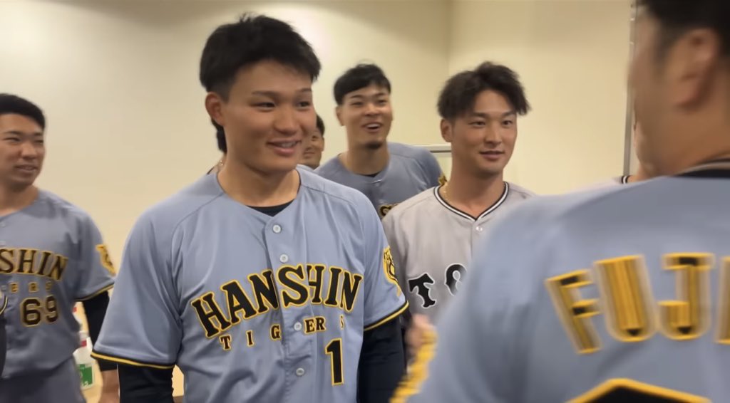 Saba_Tigers's tweet image. ・藤川監督が森下&佐藤に「おめでとう(笑)」と声掛け
・近本が坂本の腰に手を回し "お持ち帰り"ポーズ
・写真撮影にて佐藤&森下の横に座った牧と藤川監督の全てを悟った表情
・森下ツーベースでベンチから「お持ち帰り!お持ち帰り!」のヤジ
阪神全員でネタにしてて強すぎるwww