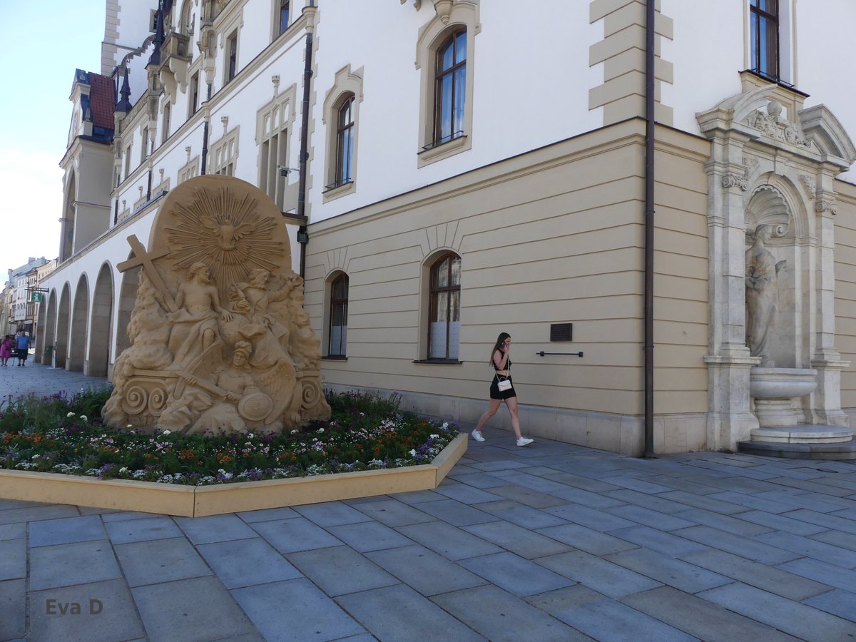 Písková socha – napodobenina nejvyšší části Sloupu Nejsvětější Trojice

Autor: sochař Václav Lemon

📷  Olomouc, Horní náměstí