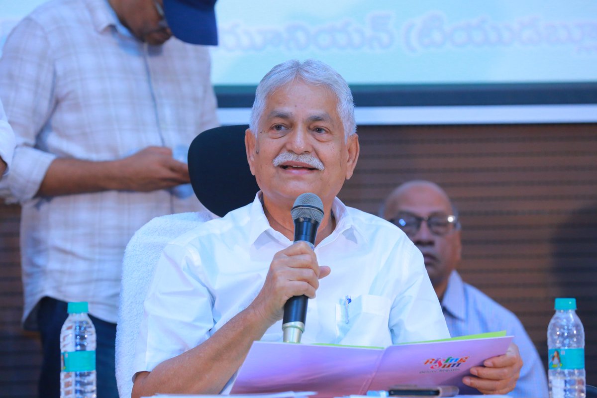 _పదేళ్లలో ఒక్క శిక్షణా తరగతి నిర్వహించలే.. ఇప్పుడు నిర్వహిస్తే అడ్డుకోవడమేమిటి_

*తెలంగాణ రాష్ట్ర మీడియా అకాడమీ చైర్మన్ కే. శ్రీనివాస్ రెడ్డి*

*తెలంగాణ మీడియా అకాడమీ యూనియన్లకు అతీతంగా పనిచేస్తుందని, జర్నలిస్టులకు ఏ సమస్యలు వచ్చిన ధైర్యంగా వచ్చి విన్నవించుకోవచ్చు కానీ సంఘాలను