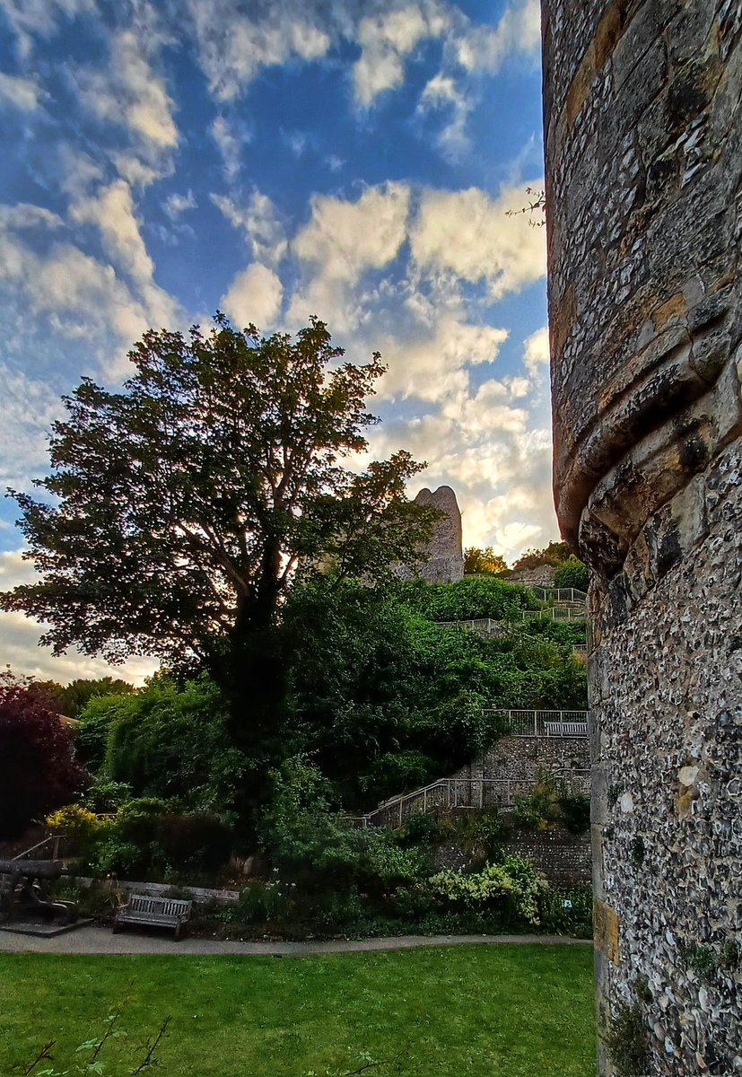 Lucy_Worsley's tweet image. Today I have a round of Which Castle for you.
#WhichCastle??
It was looking rather lovely as I strolled round it by myself yesterday evening!